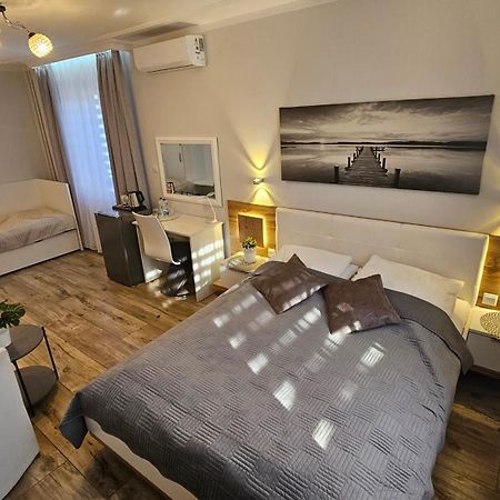 Willa-Restauracja Victoria Ostrowiec Świętokrzyski Exteriör bild