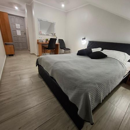 Willa-Restauracja Victoria Ostrowiec Świętokrzyski Exteriör bild