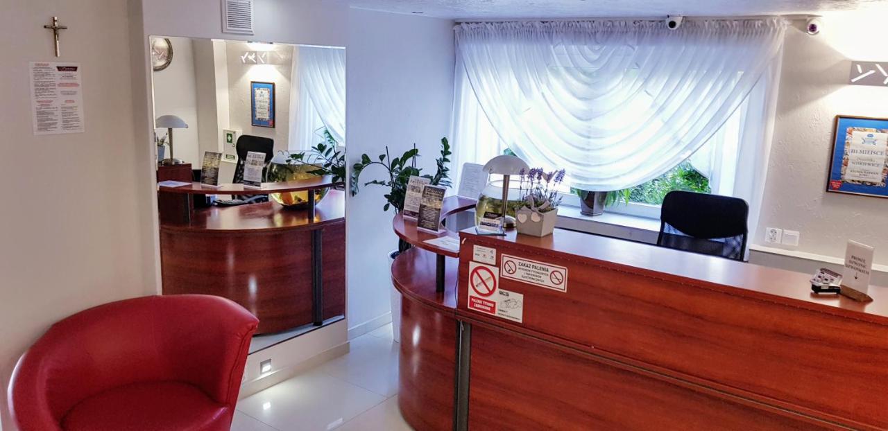 Willa-Restauracja Victoria Ostrowiec Świętokrzyski Exteriör bild