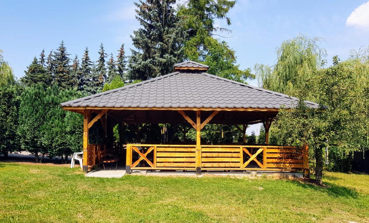 Willa-Restauracja Victoria Ostrowiec Świętokrzyski Exteriör bild