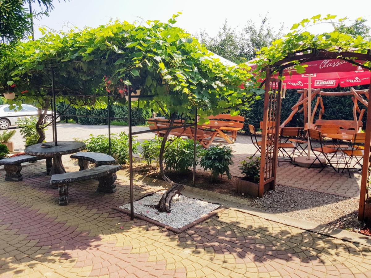 Willa-Restauracja Victoria Ostrowiec Świętokrzyski Exteriör bild