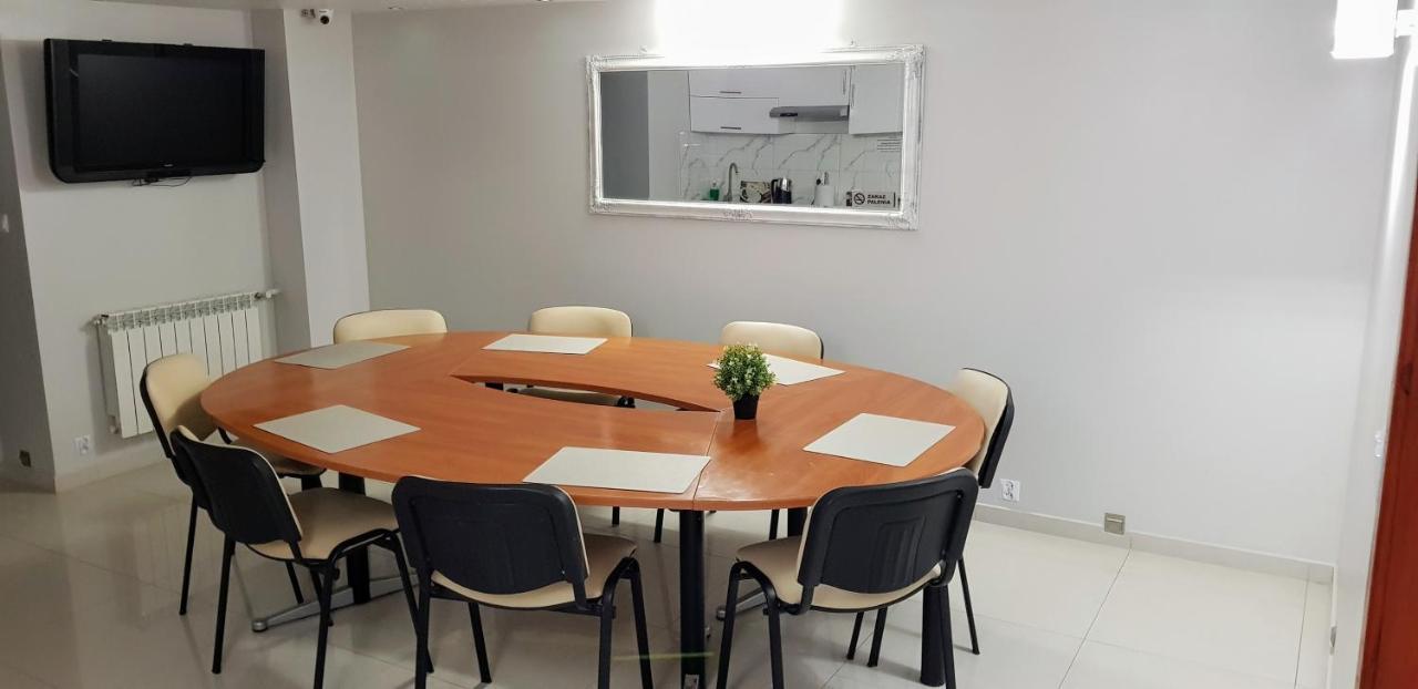 Willa-Restauracja Victoria Ostrowiec Świętokrzyski Exteriör bild