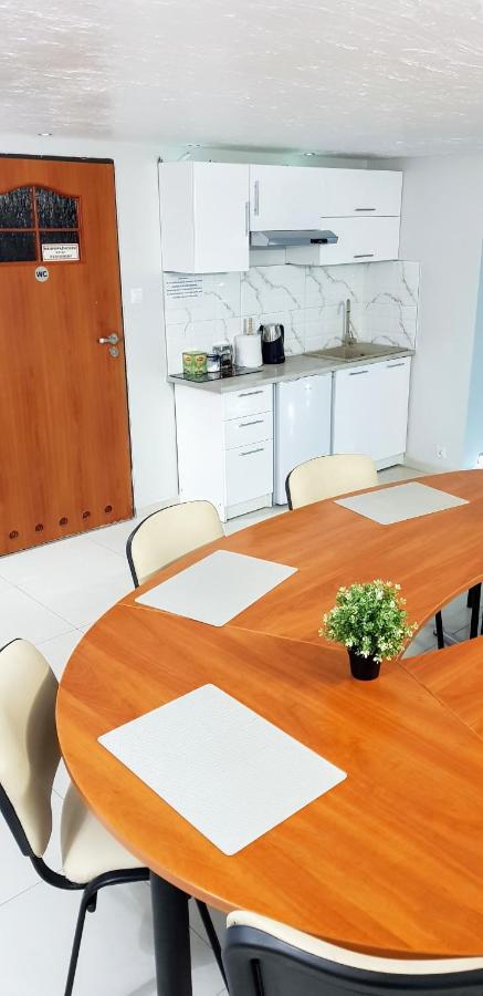 Willa-Restauracja Victoria Ostrowiec Świętokrzyski Exteriör bild