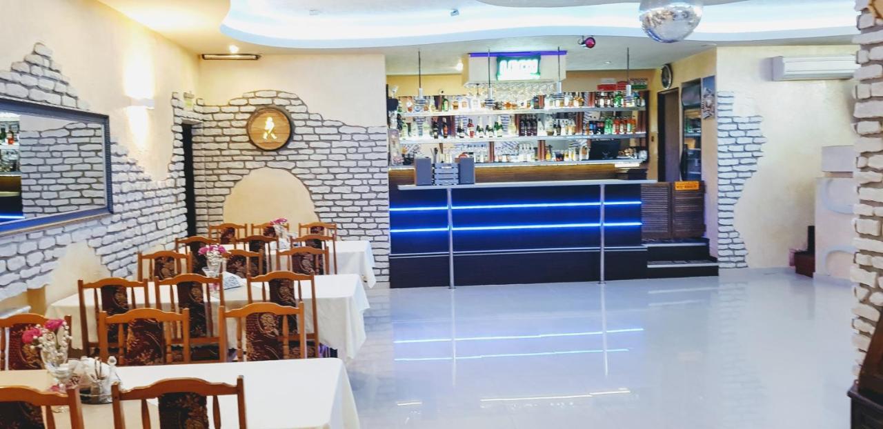 Willa-Restauracja Victoria Ostrowiec Świętokrzyski Exteriör bild
