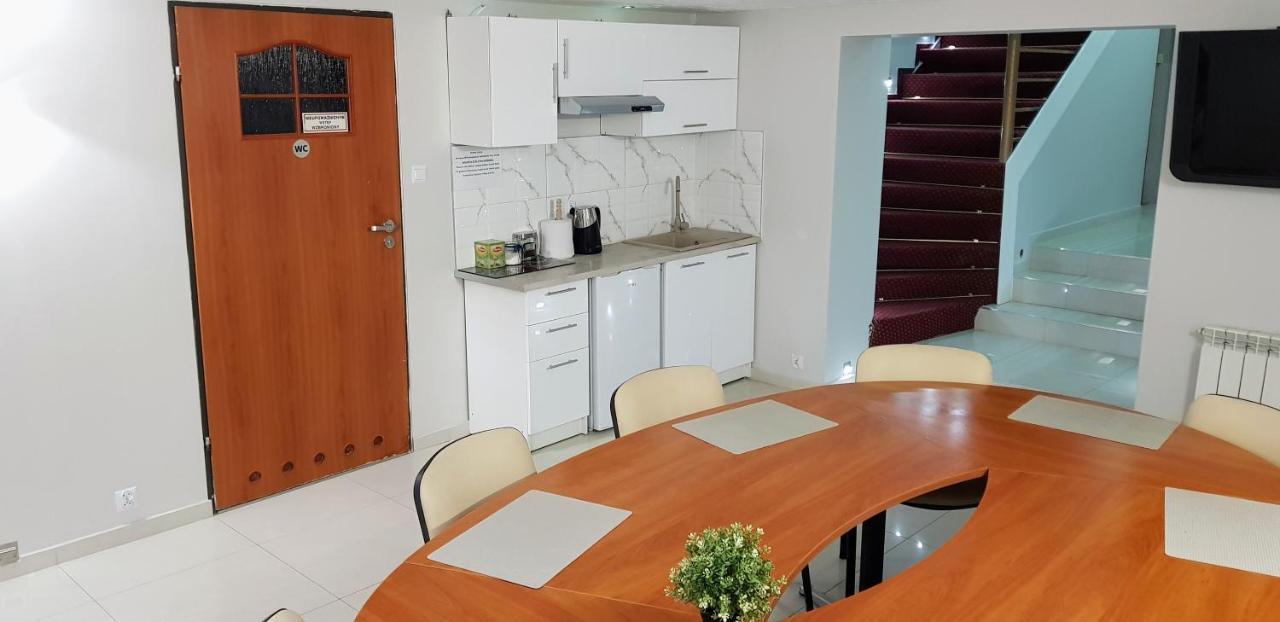 Willa-Restauracja Victoria Ostrowiec Świętokrzyski Exteriör bild