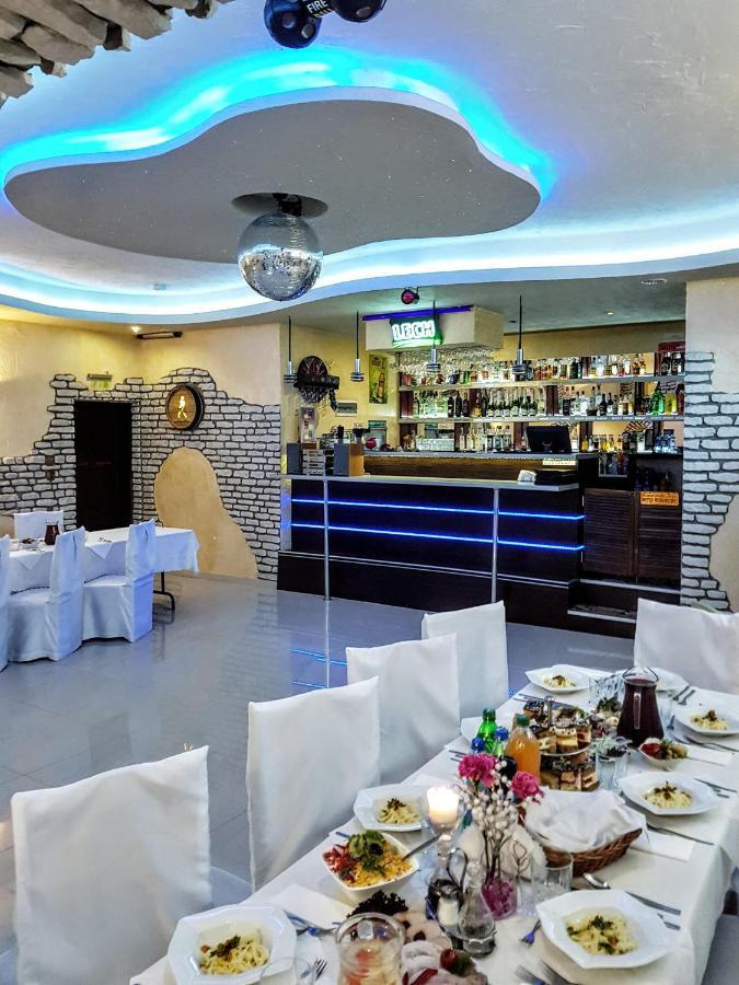 Willa-Restauracja Victoria Ostrowiec Świętokrzyski Exteriör bild