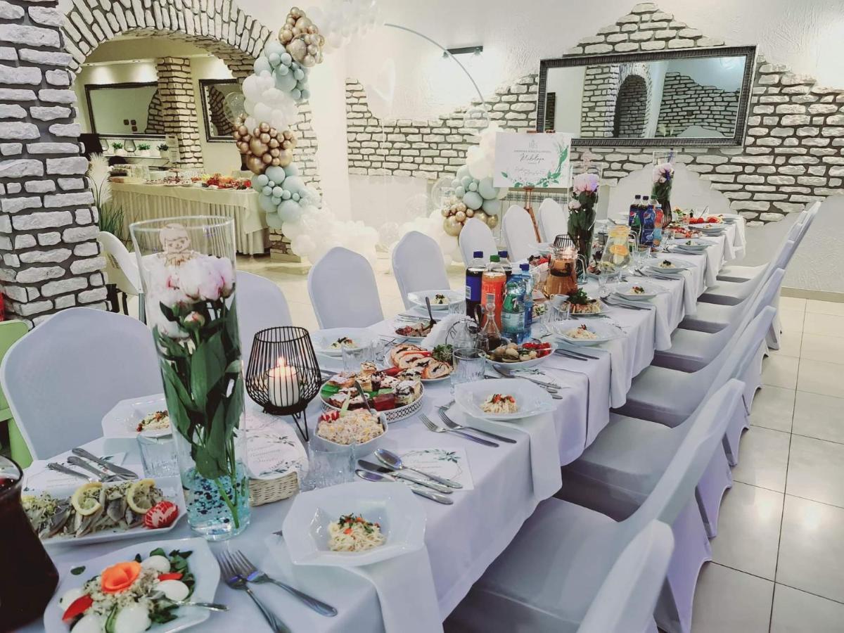 Willa-Restauracja Victoria Ostrowiec Świętokrzyski Exteriör bild
