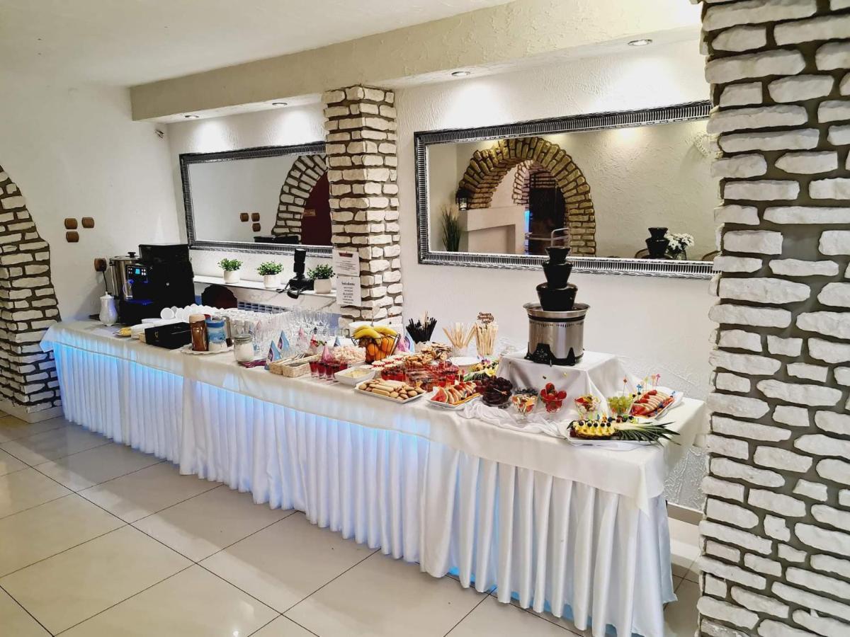 Willa-Restauracja Victoria Ostrowiec Świętokrzyski Exteriör bild
