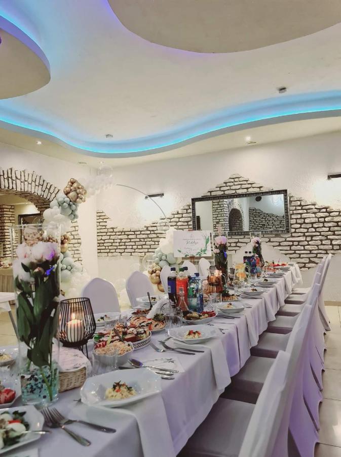 Willa-Restauracja Victoria Ostrowiec Świętokrzyski Exteriör bild