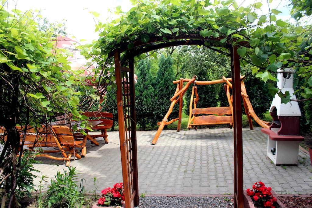 Willa-Restauracja Victoria Ostrowiec Świętokrzyski Exteriör bild