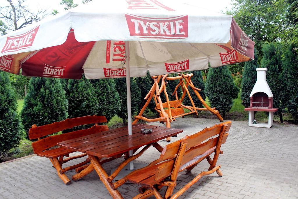 Willa-Restauracja Victoria Ostrowiec Świętokrzyski Exteriör bild