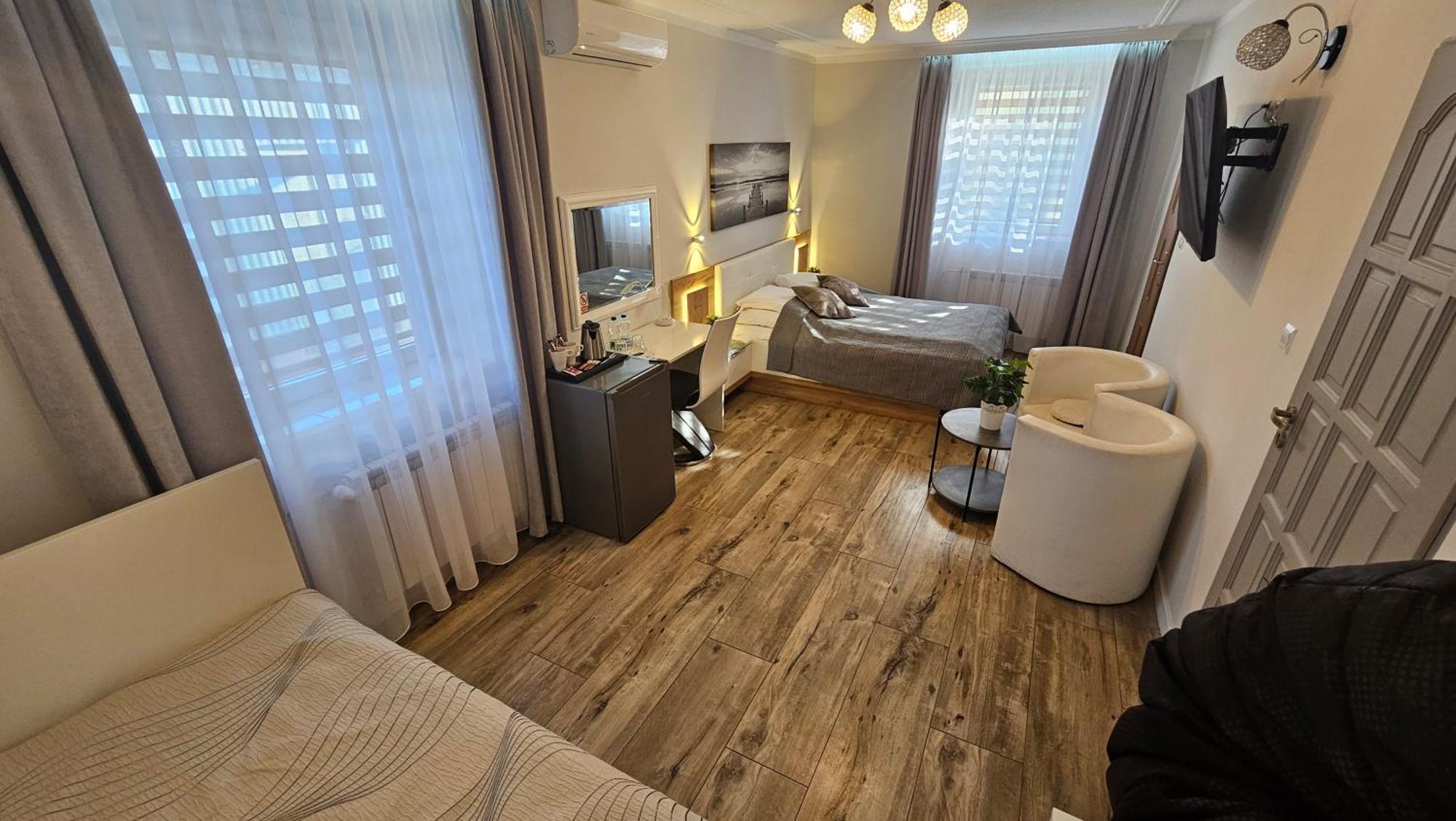 Willa-Restauracja Victoria Ostrowiec Świętokrzyski Exteriör bild