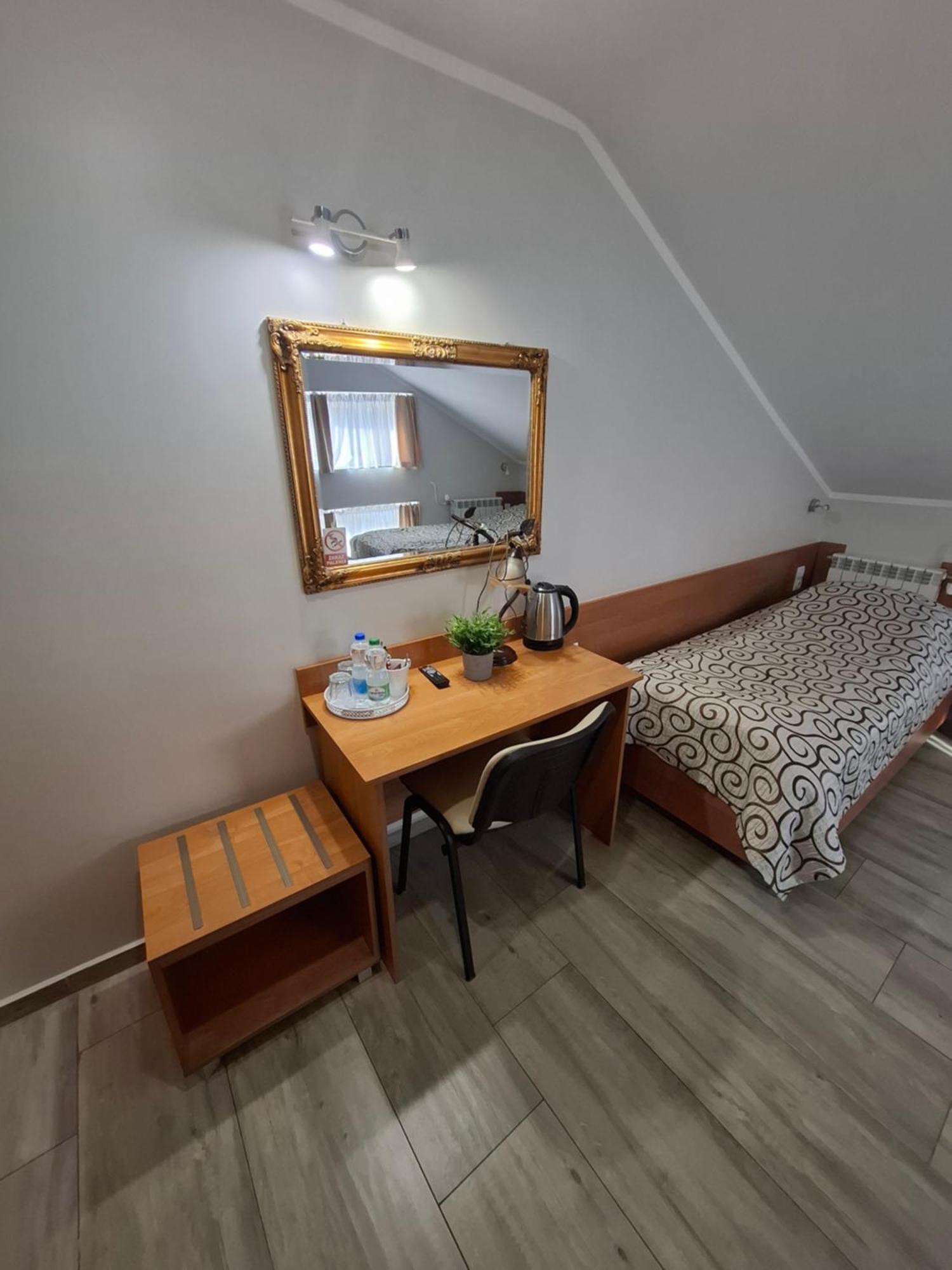 Willa-Restauracja Victoria Ostrowiec Świętokrzyski Rum bild