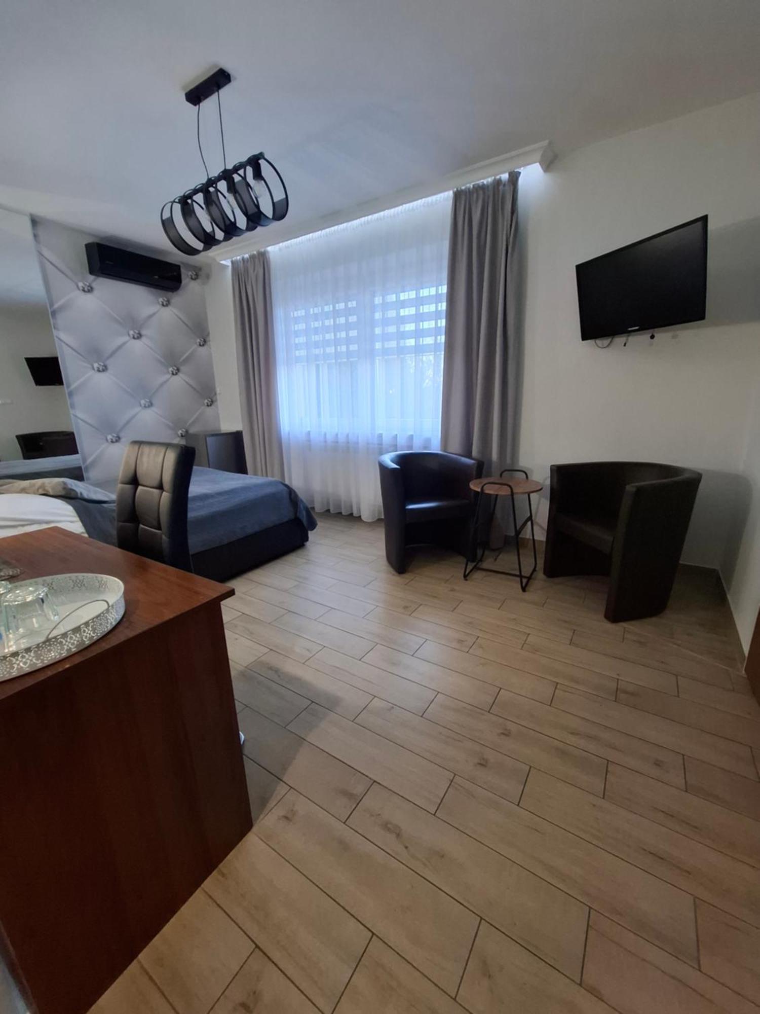 Willa-Restauracja Victoria Ostrowiec Świętokrzyski Exteriör bild