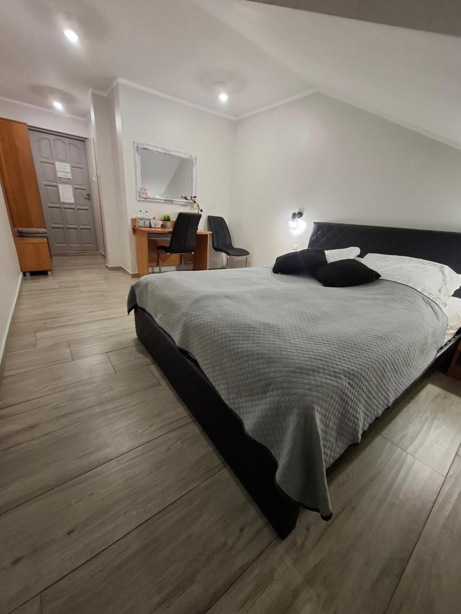 Willa-Restauracja Victoria Ostrowiec Świętokrzyski Exteriör bild