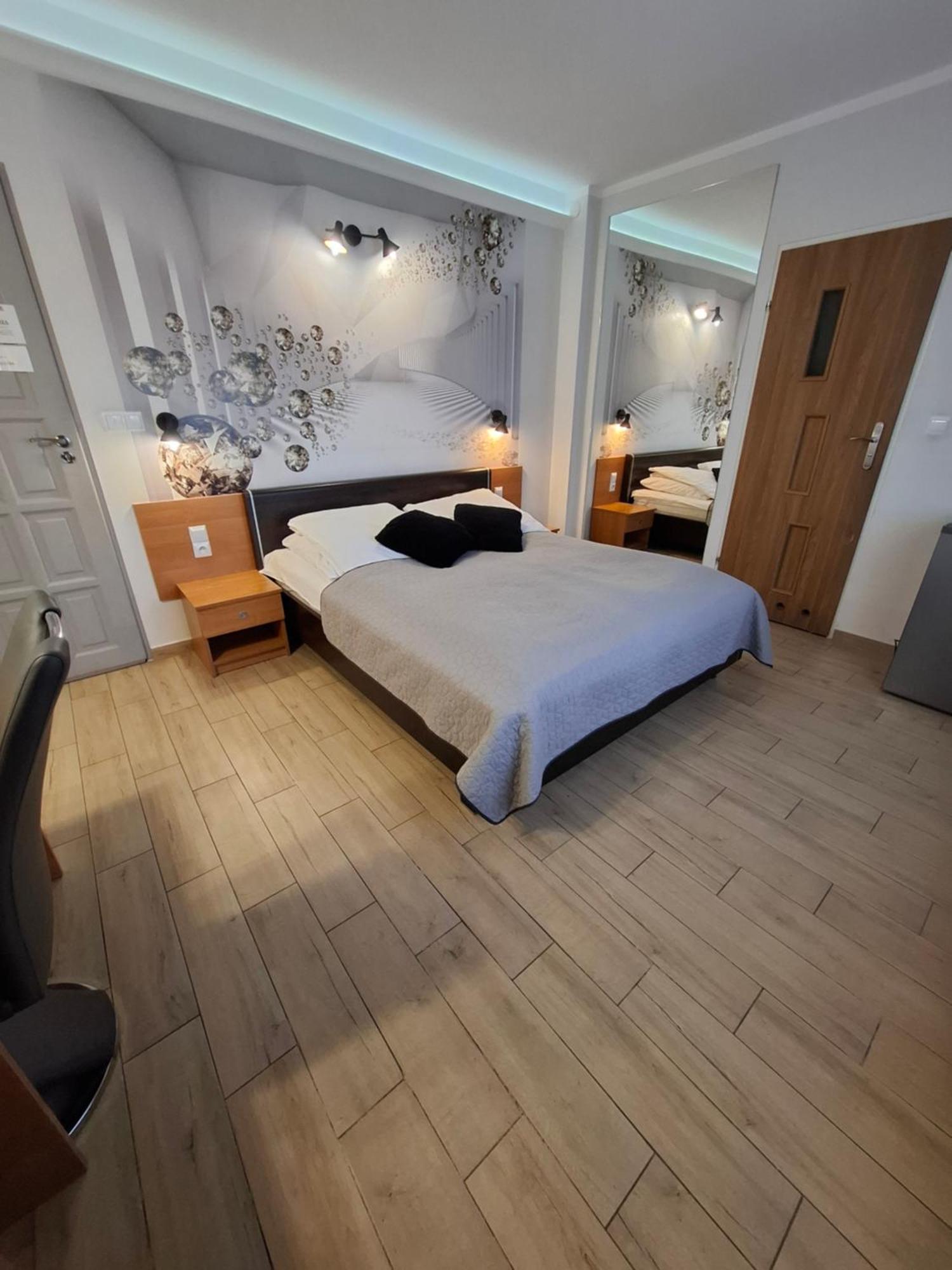 Willa-Restauracja Victoria Ostrowiec Świętokrzyski Exteriör bild