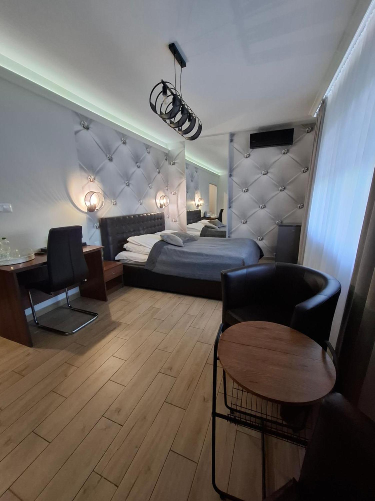 Willa-Restauracja Victoria Ostrowiec Świętokrzyski Exteriör bild