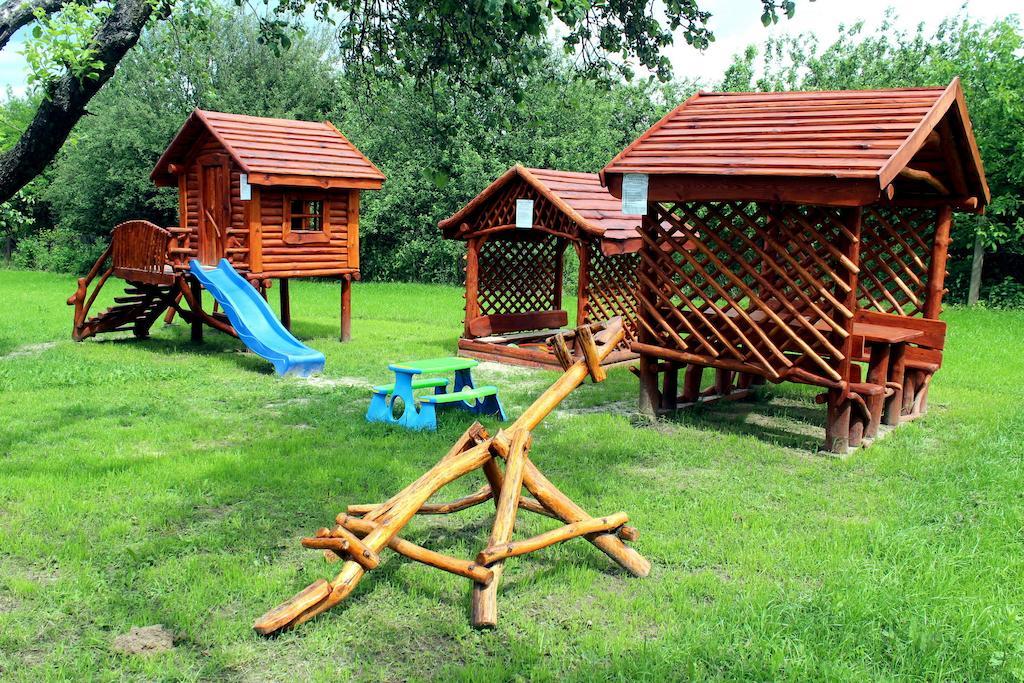 Willa-Restauracja Victoria Ostrowiec Świętokrzyski Exteriör bild