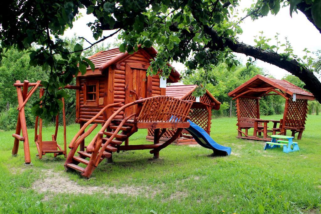 Willa-Restauracja Victoria Ostrowiec Świętokrzyski Exteriör bild