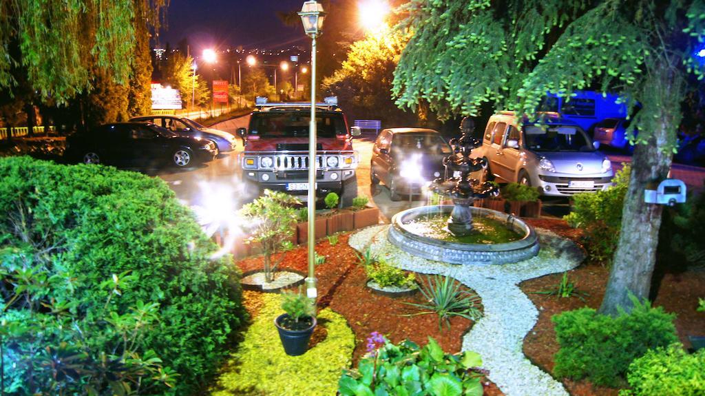 Willa-Restauracja Victoria Ostrowiec Świętokrzyski Exteriör bild