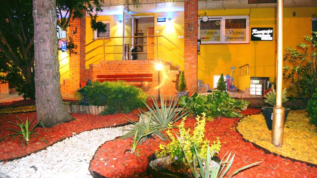 Willa-Restauracja Victoria Ostrowiec Świętokrzyski Exteriör bild