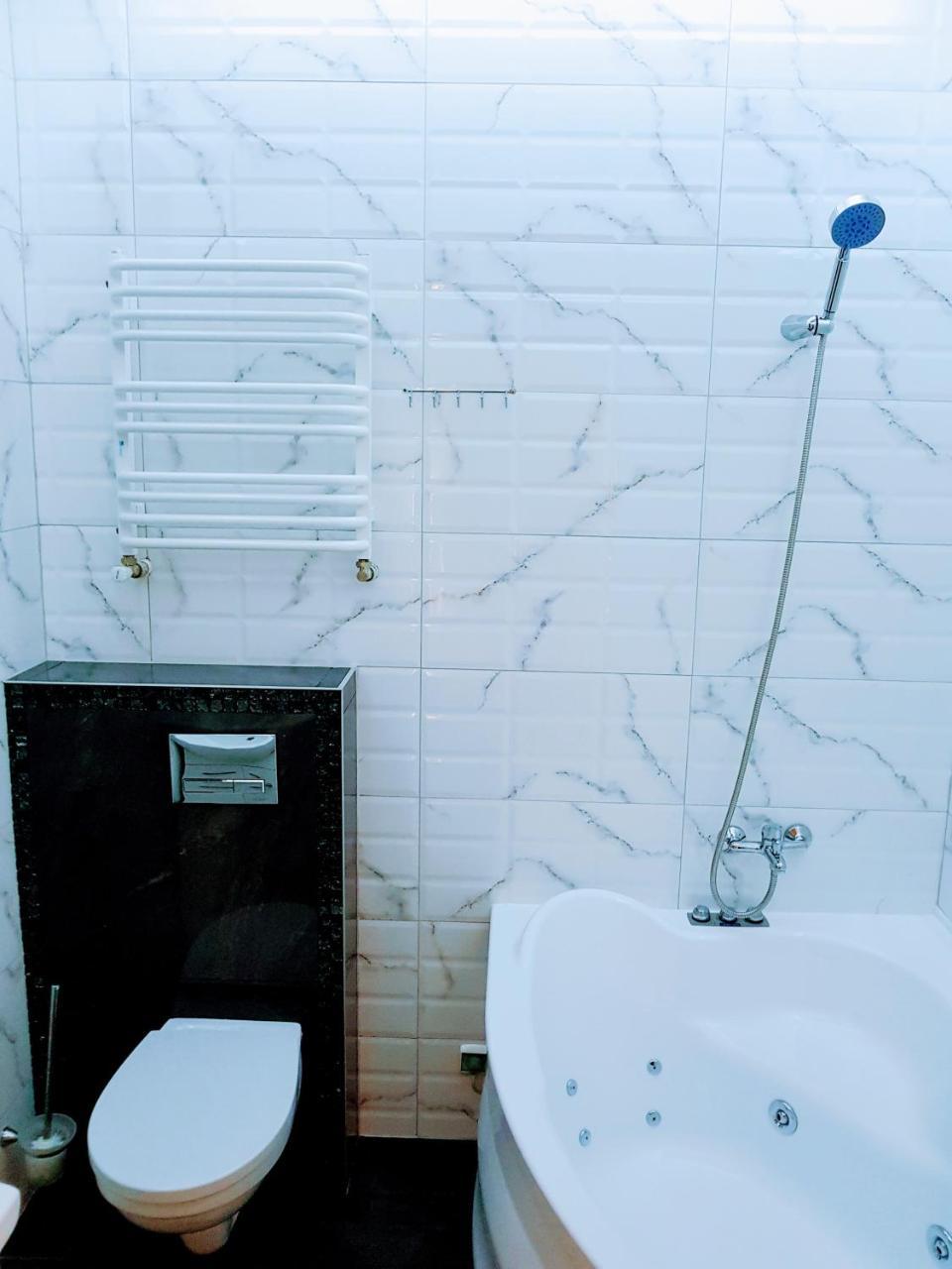Willa-Restauracja Victoria Ostrowiec Świętokrzyski Exteriör bild